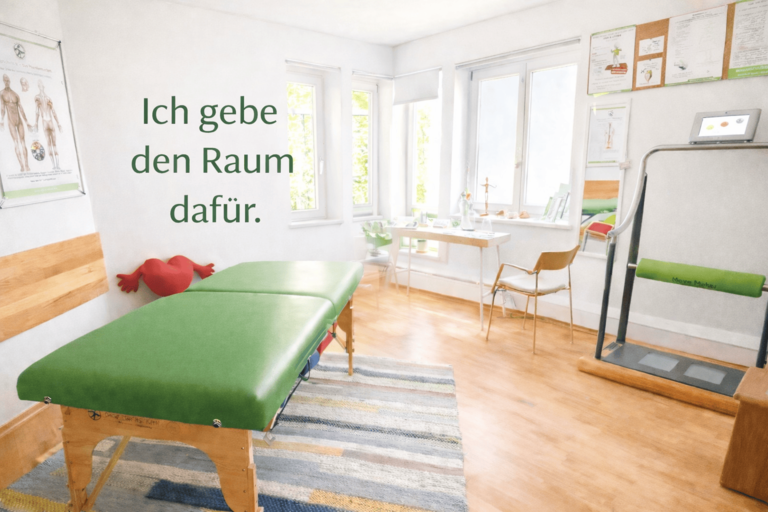 Heller, ruhiger Praxisraum für Cell-Re-active-Training mit Liege, Sitzmöglichkeit und Arbeitsgerät.